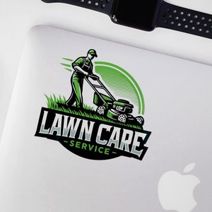 Puede incluir: Un logotipo de servicio de cuidado de c&eacute;sped verde y negro con una imagen de dibujos animados de una persona cortando el c&eacute;sped. El texto dice "Lawn Care - Service - "
