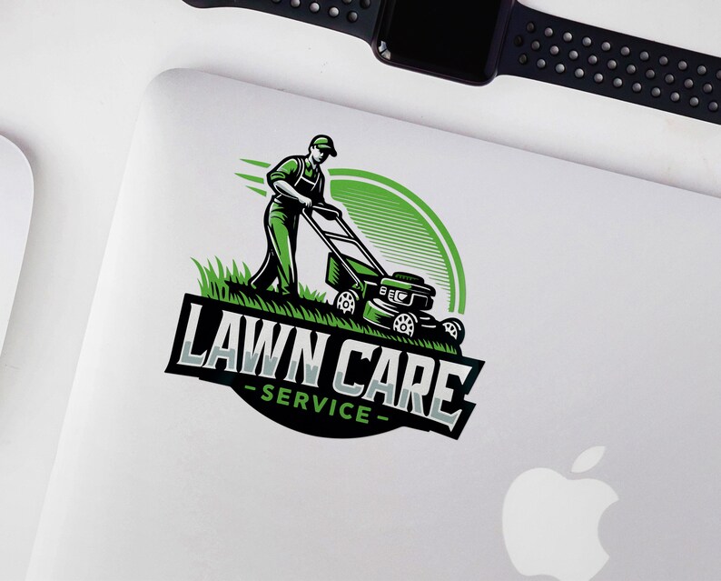 Puede incluir: Un logotipo de servicio de cuidado de c&eacute;sped verde y negro con una imagen de dibujos animados de una persona cortando el c&eacute;sped. El texto dice "Lawn Care - Service - "