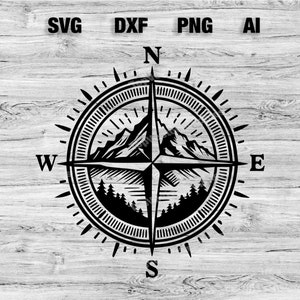 Puede incluir: Brújula en blanco y negro con una cordillera y pinos dentro de la brújula. Los puntos cardinales de la brújula están etiquetados como N, S, E y W.