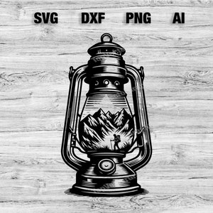 Puede incluir: Una ilustración en blanco y negro de una linterna vintage con una escena de montaña y un excursionista en su interior. La linterna tiene una brújula en la parte inferior.