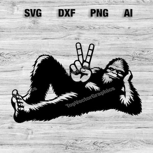 Puede incluir: Una ilustración en blanco y negro de un Bigfoot haciendo el signo de la paz mientras está acostado. La ilustración está sobre un fondo de madera.