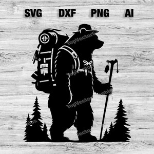 Op de afbeelding: Een zwart silhouet van een beer die een hoed en een rugzak draagt en een wandelstok vasthoudt. De beer loopt door een bos met dennenbomen.