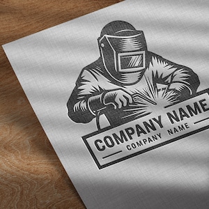 Op de afbeelding: Zwart-witte illustratie van een lasser met een lasmasker en een lasbrander. De illustratie is op een witte achtergrond met een zwarte rechthoek waarop "COMPANY NAME" staat en daaronder "COMPANY NAME".