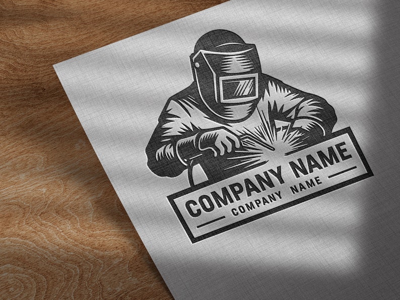 Op de afbeelding: Zwart-witte illustratie van een lasser met een lasmasker en een lasbrander. De illustratie is op een witte achtergrond met een zwarte rechthoek waarop "COMPANY NAME" staat en daaronder "COMPANY NAME".