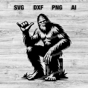 Puede incluir: Silueta en blanco y negro de un Bigfoot sentado en un tronco con un gesto de mano, que se asemeja al signo 'hang loose'.