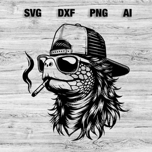 Pode incluir: Gráfico a preto e branco de uma tartaruga usando óculos de sol e um boné de beisebol ao contrário, fumando um cigarro. A imagem inclui o texto "SVG, DXF, PNG, AI" na parte superior, sobre um fundo de grão de madeira.