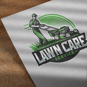 Puede incluir: Un logotipo de servicio de cuidado de c&eacute;sped verde y negro con una imagen de dibujos animados de una persona empujando una cortadora de c&eacute;sped. El texto "LAWN CARE - SERVICE -" est&aacute; en un c&iacute;rculo blanco con un contorno negro.