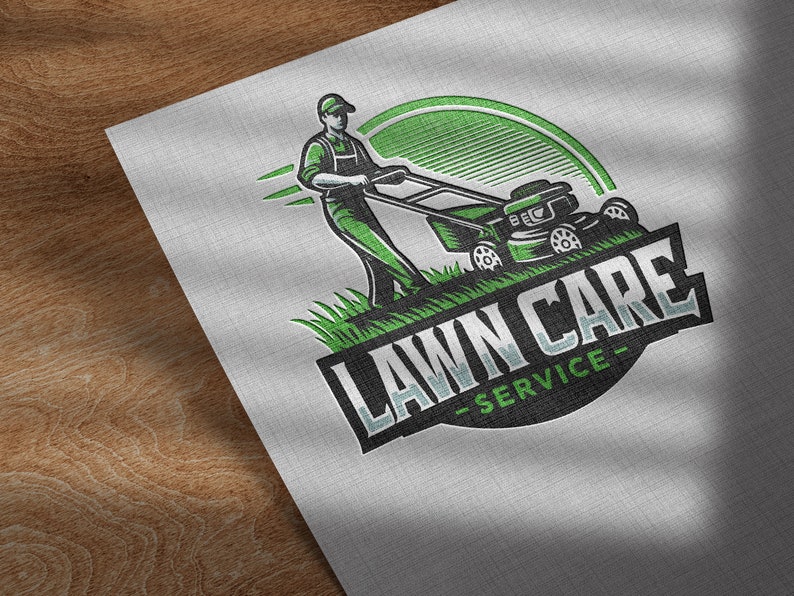 Puede incluir: Un logotipo de servicio de cuidado de c&eacute;sped verde y negro con una imagen de dibujos animados de una persona empujando una cortadora de c&eacute;sped. El texto "LAWN CARE - SERVICE -" est&aacute; en un c&iacute;rculo blanco con un contorno negro.