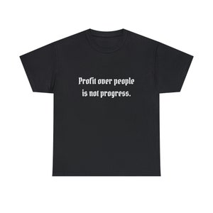 Puede incluir: Camiseta negra con texto blanco que dice "Profit over people is not progress."