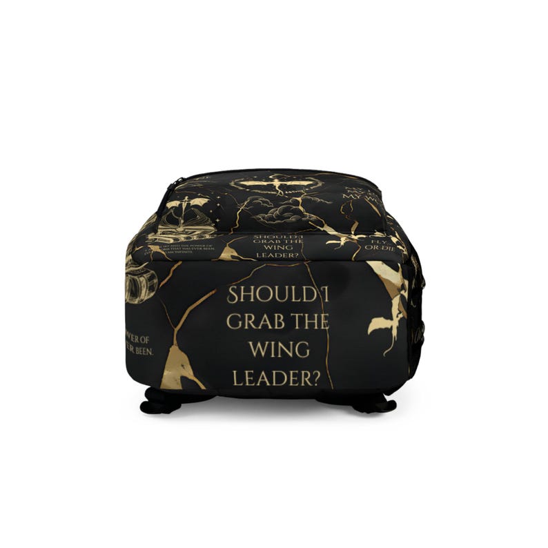 Może przedstawiać: Czarny plecak ze złotym i białym wzorem. Plecak zawiera tekst "SHOULD I GRAB THE WING LEADER?" i inny tekst. Projekt zawiera błyskawice i inne elementy graficzne.