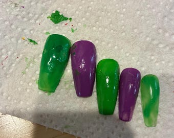 Alien theme colored nails that are purple and green