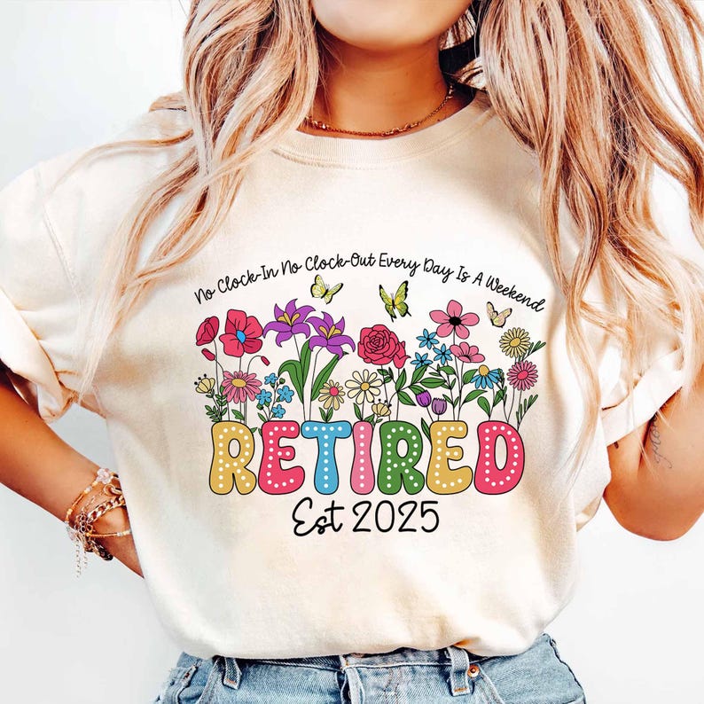 Puede incluir: Una camiseta blanca con un dise&ntilde;o floral colorido y el texto "No Clock-In No Clock-Out Every Day Is A Weekend RETIRED Est 2025".