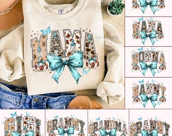 Może przedstawiać: Zestaw 10 projektów cyfrowych z różnymi tytułami członków rodziny, takimi jak "Mama", "Mimi", "Nana", "Nonna", "Nanny", "Gigi", "Grammy", "Grandma" i "Grampy". Każdy projekt zawiera niebieską kokardkę, motyle i tło w panterkę.