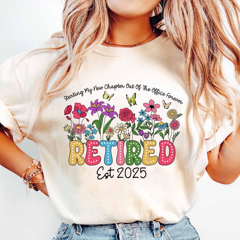 Puede incluir: Una camiseta blanca con un dise&ntilde;o floral colorido y el texto "Starting My New Chapter Out Of The Office Forever RETIRED Est 2025".