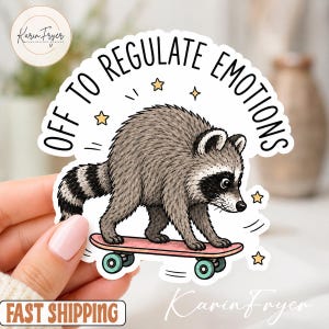 Peut inclure: Un autocollant découpé représentant un raton laveur gris et noir sur un skateboard rose à roues bleu sarcelle. Le texte "OFF TO REGULATE EMOTIONS" est arqué au-dessus, accompagné de petites étoiles jaunes et de lignes de mouvement sur fond blanc.