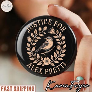 Puede incluir: Un soporte redondo negro para teléfono con el texto "JUSTICE FOR ALEX PRETTI" en un diseño circular. El diseño incluye un pájaro, flores y hojas en color marrón claro. El soporte lo sostiene una persona.