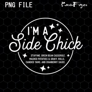 Puede incluir: Gr&aacute;fico blanco sobre fondo negro con la frase "I'M A Side Chick" dentro de un c&iacute;rculo con estrellas. Debajo, las palabras "STUFFING, GREEN BEAN CASSEROLE. MASHED POTATOES & GRAVY, ROLLS. CANDIED YAMS, AND CRANBERRY SAUCE."