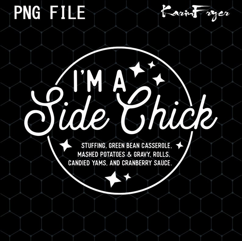 Puede incluir: Gr&aacute;fico blanco sobre fondo negro con la frase "I'M A Side Chick" dentro de un c&iacute;rculo con estrellas. Debajo, las palabras "STUFFING, GREEN BEAN CASSEROLE. MASHED POTATOES & GRAVY, ROLLS. CANDIED YAMS, AND CRANBERRY SAUCE."