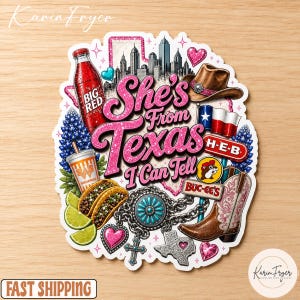 Puede incluir: Una pegatina con el texto She's From Texas I Can Tell en fuente rosa brillante, rodeada de ilustraciones de una botella de refresco Big Red, un sombrero de vaquero, una bandera de Texas, letreros de H-E-B y Buc-ee's, tacos, limas, lupinos, una bota y joyas.