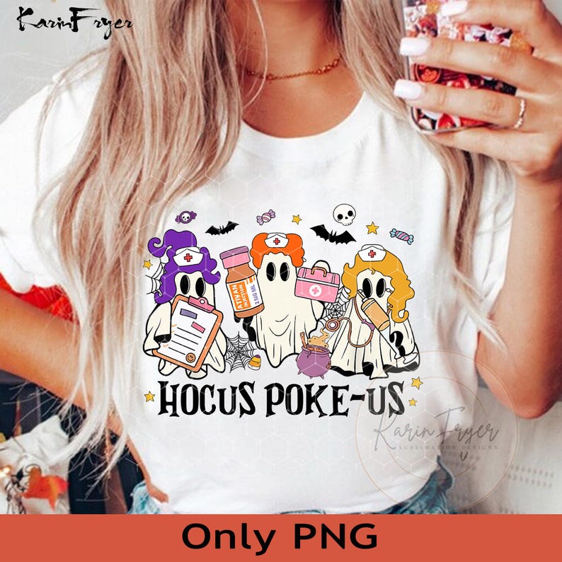 Puede incluir: Camiseta blanca con un dise&ntilde;o de Halloween. El gr&aacute;fico muestra enfermeras fantasma con objetos m&eacute;dicos, el texto "Hocus Poke-us", murci&eacute;lagos, estrellas y caramelos. Las palabras "Only PNG" est&aacute;n en la parte inferior.