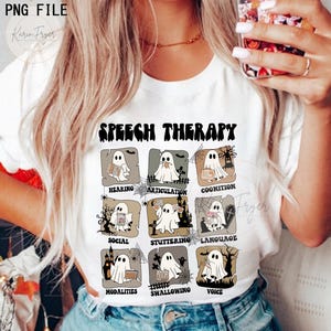 Peut inclure: T-shirt blanc avec un motif graphique sur le thème de l'orthophonie. Le motif comprend le texte "SPEECH THERAPY" au-dessus de neuf carrés illustrés avec des fantômes et des termes connexes tels que "HEARING", "ARTICULATION" et "COGNITION".