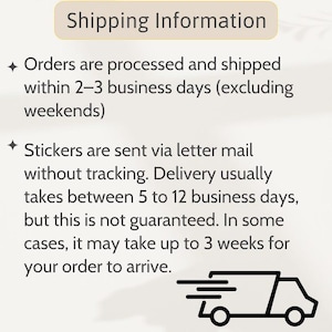 Może przedstawiać: Prostokątna infografika z beżowym nagł&oacute;wkiem o treści Shipping Information. Tekst opisuje czas realizacji zam&oacute;wienia wynoszący 2-3 dni robocze oraz wysyłkę listem zwykłym bez śledzenia, z ikoną ciężar&oacute;wki dostawczej w kolorze czarnym.
