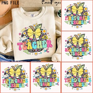 K&ouml;nnte beinhalten: Ein Set aus f&uuml;nf Sublimationsdesigns mit einem bunten Apfel mit Schleife und Schulutensilien. Der Text auf den &Auml;pfeln lautet "First Grade Teacher", "Second Grade Teacher", "Third Grade Teacher", "Fourth Grade Teacher" und "Fifth Grade Teacher".