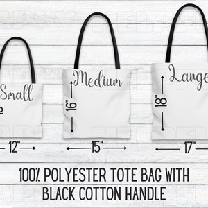 Puede incluir: Tres bolsas de tela de diferentes tamaños: pequeña, mediana y grande. Las bolsas son blancas con asas de algodón negro y están hechas de 100% poliéster. La bolsa pequeña mide 13 pulgadas de alto y 12 pulgadas de ancho. La bolsa mediana mide 16 pulgadas de alto y 15 pulgadas de ancho. La bolsa grande mide 18 pulgadas de alto y 17 pulgadas de ancho.