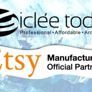 K&ouml;nnte beinhalten: Ein schwarz-wei&szlig;es Logo f&uuml;r ein Unternehmen namens "icl&eacute;e today" mit dem Slogan "Professionell - Bezahlbar - Archivalisch". Unter dem Logo befindet sich ein wei&szlig;es Banner mit dem Text "Etsy Manufacturing Official Partner" in orange.