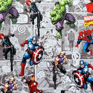Puede incluir: Una tela con un diseño de cómic que presenta superhéroes de Marvel. Se representan a Capitán América, Hulk, Viuda Negra, Spider-Man, Iron Man y Ojo de Halcón. El fondo es un diseño de panel de cómic en escala de grises con bocadillos y palabras de acción.