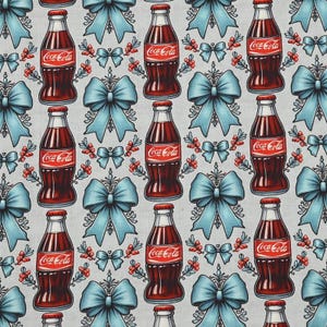 Tela de Coca-Cola. Se vende por medio metro y se corta de forma continua. 100% algodón.