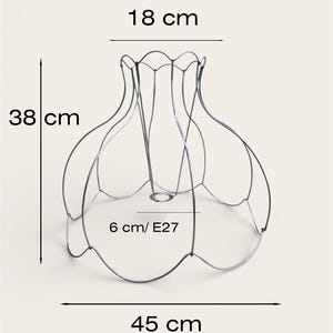 Può includere: Struttura di paralume in metallo argentato. Il telaio è largo 18 cm nella parte superiore, 45 cm di diametro alla base e alto 38 cm. L'apertura della base è di 6 cm. Il telaio è progettato per una lampadina E27.