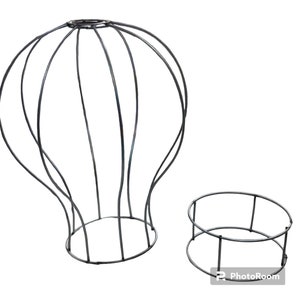 Op de afbeelding: Twee metalen draadframes voor het creëren van een ballonvormige bloemstuk. Het grotere frame is gevormd als een luchtballon en het kleinere frame is een cirkel.