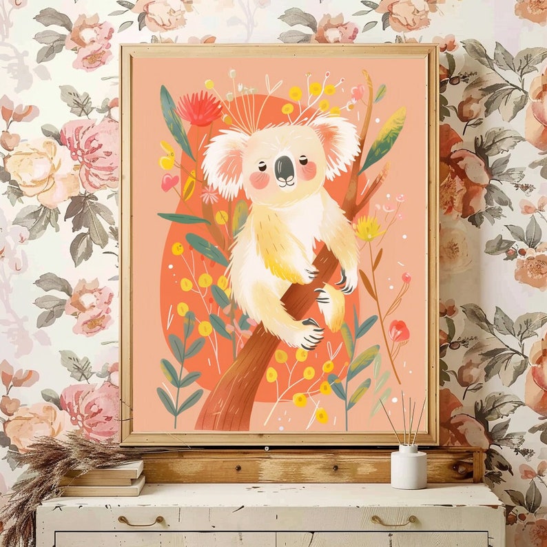 Peut inclure: Une illustration num&eacute;rique d'un koala assis sur une branche avec des fleurs et des feuilles roses, jaunes et vertes. L'arri&egrave;re-plan est de couleur p&ecirc;che clair.