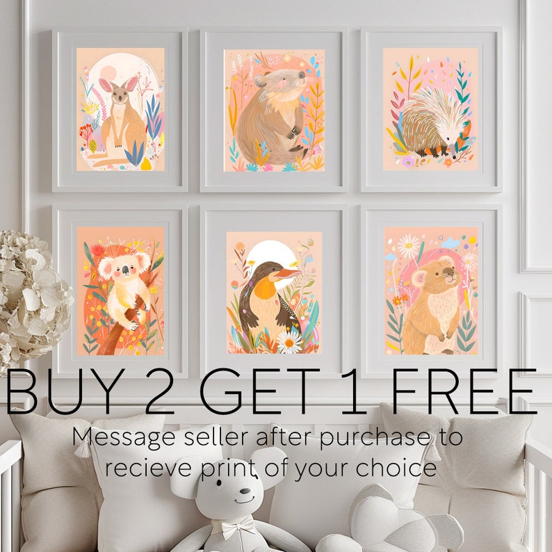 Peut inclure: Six impressions encadr&eacute;es repr&eacute;sentant des illustrations d'animaux australiens, dont un koala, un wombat, un &eacute;chidn&eacute;, un kangourou, un kookaburra et un wombat. Les impressions ont un fond rose avec des accents floraux. Le texte "BUY 2 GET 1 FREE" est affich&eacute; sous les impressions. Le texte "Message seller after purchase to receive print of your choice" est affich&eacute; sous le texte.
