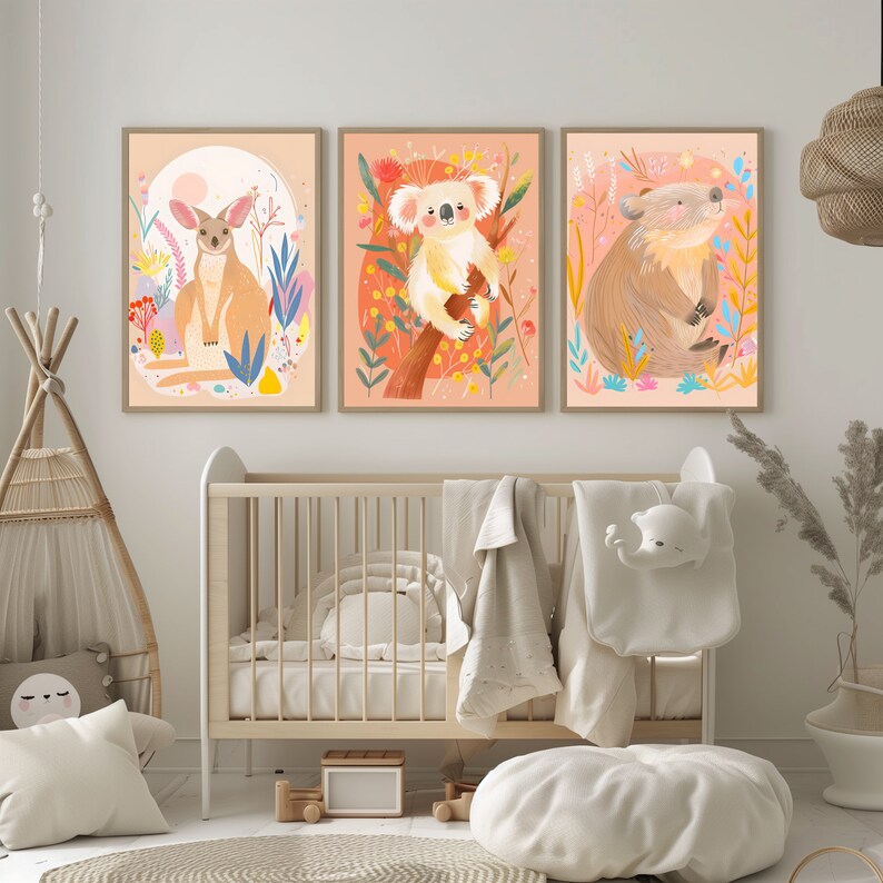 Peut inclure: Trois illustrations encadr&eacute;es d'animaux australiens. La premi&egrave;re montre un kangourou debout dans un champ de fleurs. La deuxi&egrave;me montre un koala assis sur une branche avec des fleurs. La troisi&egrave;me montre un wombat assis dans un champ de fleurs.