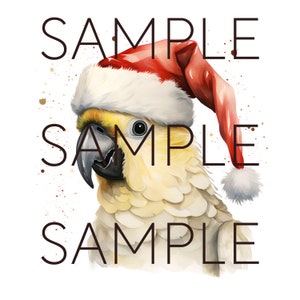 Op de afbeelding: Waterverfillustratie van een kaketoe met een kerstmuts. De vogel heeft gele en witte veren, een zwarte snavel en een rood-witte kerstmuts. Het woord "SAMPLE" staat boven en onder de vogel afgedrukt.