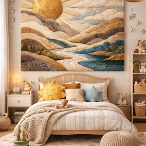 Op de afbeelding: Een grote rechthoekige getufte wandhanger met een zon, wolken, bergen en een rivier in goud-, beige-, bruin- en blauwtinten. De slaapkamer bevat een rotan bed, een zonvormig kussen, een stervormig kussen en houten speelgoed.