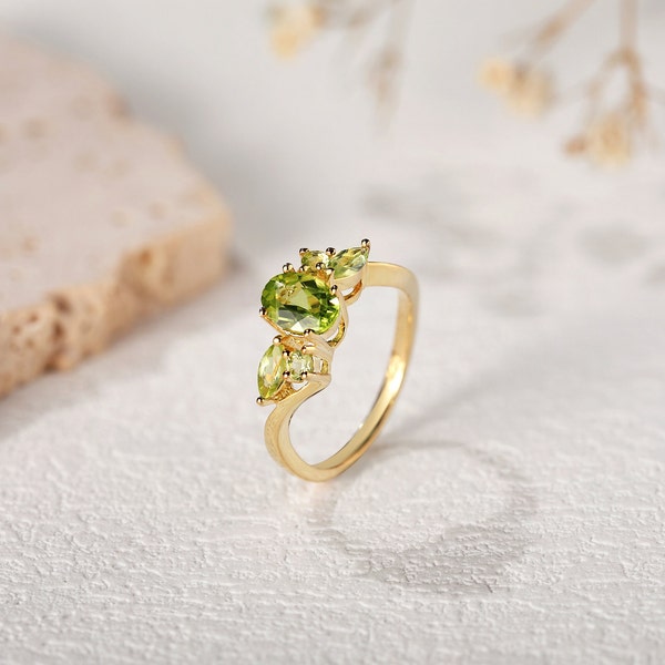 Peridot Engagement Ring, Natural Peridot Promise Ring， Unique Peridot Gold Wedding Ring， Green Gemstone Ring, Anniversary Gift For Her