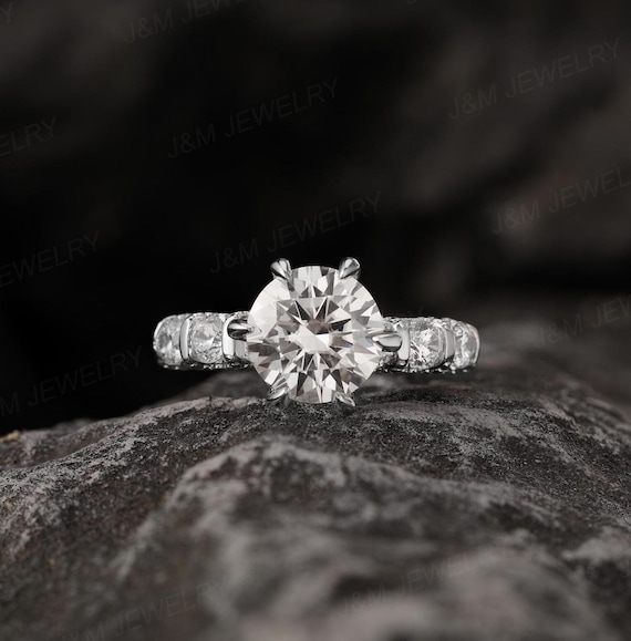 Elegante anello di fidanzamento con moissanite, anello a punte