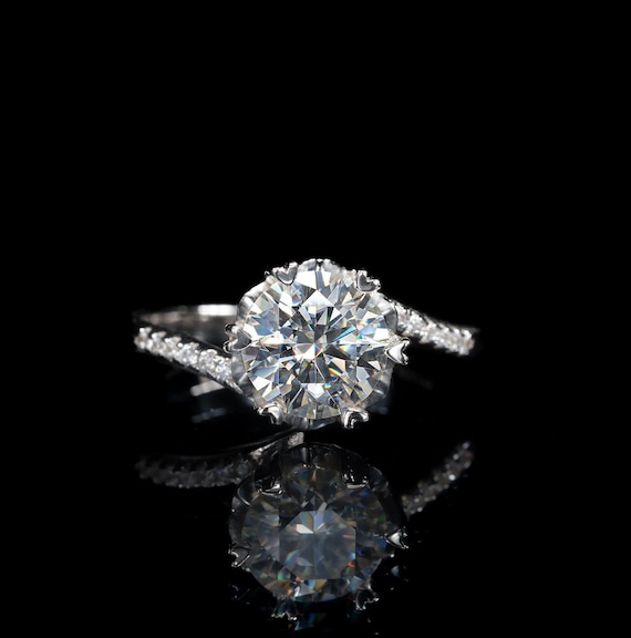 ユニークなモアッサナイトの婚約指輪、2カラットのモアッサナイトの