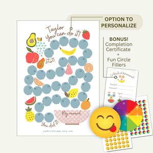 Op de afbeelding: Een beloningsschema met een fruitthema, met een pad van blauwe cirkels en kleurrijke fruitillustraties. Tekst bevat "Taylor you can do it!" en "My reward:". Inclusief een certificaat van voltooiing, leuke cirkelvullers en emoji-stickers.