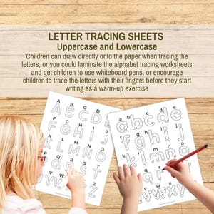 Puede incluir: Hojas de trazado de letras may&uacute;sculas y min&uacute;sculas. Las hojas presentan letras punteadas para trazar. La imagen muestra a ni&ntilde;os trazando las letras con un l&aacute;piz y un dedo. El texto de la imagen dice "LETTER TRACING SHEETS Uppercase and Lowercase".