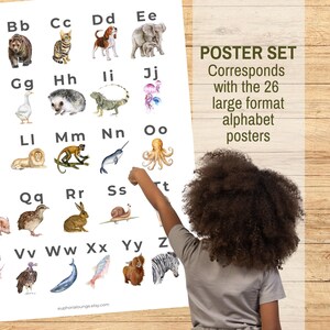 Peut inclure: Une affiche blanche avec un tableau de l'alphabet color&eacute; mettant en sc&egrave;ne des animaux et les lettres de l'alphabet. L'affiche indique "POSTER SET Corresponds with the 26 large format alphabet posters".