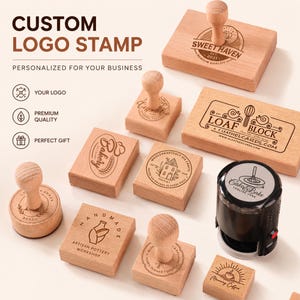 Pode incluir: Uma cole&ccedil;&atilde;o de carimbos de log&oacute;tipo personalizados em madeira, com v&aacute;rios desenhos e texto. Os carimbos incluem o texto "CUSTOM LOGO STAMP" e "PERSONALIZED FOR YOUR BUSINESS". Alguns carimbos t&ecirc;m cabos, outros s&atilde;o auto-tinteiros.