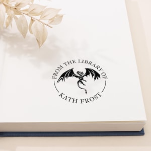 Sello de libro de dragón personalizado, Cuarta Ala, Sello de biblioteca, Sello de goma de dragón, De la biblioteca de, Regalo para amantes de los libros