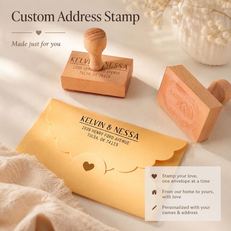 Pode incluir: Um carimbo de endere&ccedil;o personalizado em madeira com o texto "KELVIN & NESSA" e detalhes do endere&ccedil;o. O carimbo &eacute; mostrado com um envelope correspondente e o texto "Custom Address Stamp" e "Made just for you".