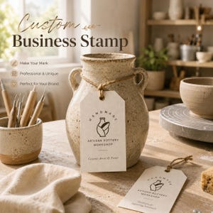 Pode incluir: Um vaso de cer&acirc;mica bege texturizado com uma etiqueta que diz "HANDMADE ARTISAN POTTERY WORKSHOP". A imagem tamb&eacute;m mostra ferramentas de cer&acirc;mica, uma pequena tigela de cer&acirc;mica e o texto "Custom Business Stamp". A cena sugere um est&uacute;dio de cer&acirc;mica.