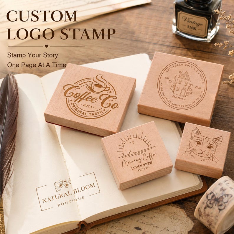 Pode incluir: Carimbos de log&oacute;tipo personalizados em madeira com v&aacute;rios desenhos, incluindo uma ch&aacute;vena de caf&eacute;, uma casa, um gato e um nascer do sol. Os carimbos s&atilde;o exibidos num livro aberto com o texto "Natural Bloom Boutique" e "Stamp Your Story, One Page At A Time."