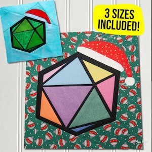 Puede incluir: Un bloque de colcha de retazos verde y negro con una gran forma geométrica multicolor con un gorro de Papá Noel rojo en la parte superior. El fondo es una tela verde con un patrón de lunares blancos y adornos rojos y blancos. El texto "3 SIZES INCLUDED!" está en un cuadro amarillo en la parte superior de la imagen.